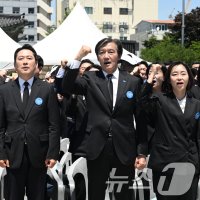 尹도 주먹 불끈 '임을 위한 행진곡'…장동혁은 '나홀로 차렷'