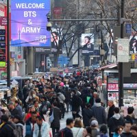'외국인에 바가지'…한정판 'K제과' 명동서 시중보다 2배 비싸