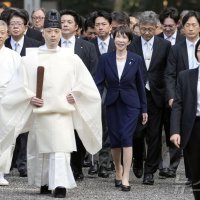 日다카이치 "中 중요한 이웃…대화에 열려 있어" 화해 손짓