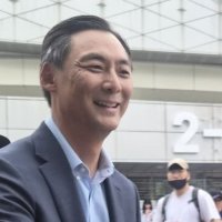 ‘개표소 시위’ 찾은 모스 탄 “부정선거 배후에 중국” 황당 주장