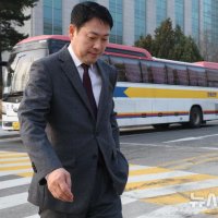 최저 지지율에 코너 몰린 장동혁…지원 유세 안 부르고, 빨간 점퍼 기피까지