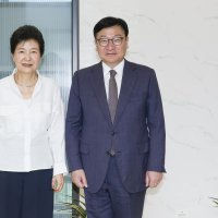 국힘 연찬회 참석 박근혜 “지금 나비가 되는 과정”