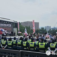 [종합] "100% 사기 선거"…중앙선관위 앞 시위대, 무기한 집회 예고