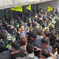 [현장영상] '투표함 이송' 송파구 개표소 앞에도 시위대 모여