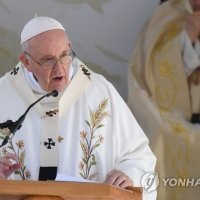 엡스타인, 교황에까지 ‘사탄의 손’ 건네려 했나…공모 정황