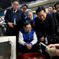 [현장+]김경수 도우러 PK 뜬 정청래, 시민들 "실제로 보니 호감형"