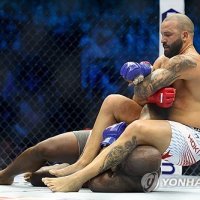 "미셸 오바마는 男"...백악관 UFC 선수가 '황당 발언'