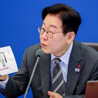 생필품인데 왜 한국만 40% 바가지?···李대통령 "생리대 무상공급 검토하라"