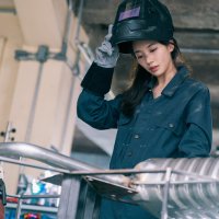 “사무직 친구들, 그렇게 콧대 높더니”...정비사·목수에 ‘월급 역전’ 당했다