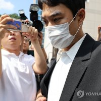 최영중 휴대전화서 다른 여성 나체 사진 발견…수사 확대