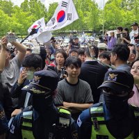 올림픽공원 개표소 봉쇄한 시위대, '재선거' 요구하며 시민 감금까지[르포]