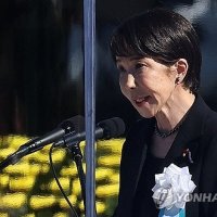 ‘집콕’ 보고서 파묻힌 다카이치 총리…박근혜 전 대통령 연상