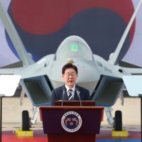 [포토타임] 김대중 비전 25년 만 ‘KF-21’ 양산 1호기 출고…李, “방산 4대 강국 도약”