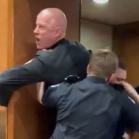 "우리 아들·딸 왜 죽어야 하나"…전직 해병 팔 부러뜨린 미 청문회장 '입틀막'