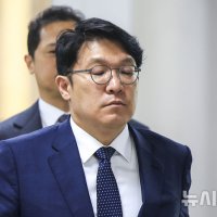 '李 가덕도 피습' 김상민 등 송치…"'18㎝ 흉기'→'커터칼' 축소 보고"(종합)