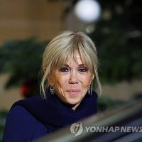'풍자' 주장했으나..."프랑스 영부인은 트랜스젠더" 10명에 유죄