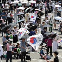 [잠실 참정권 집회] 향수 나눔·사주 상담에 분리수거도 척척… 없는 게 없는 ‘올공’