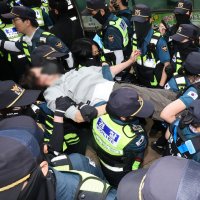 경찰 진입에 ‘애국가 합창’하며 저지…잠실7동 투표함 개표 시작