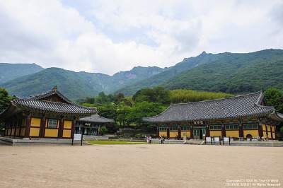 <font size="3">영남의 알프스 재약산에 위치한 밀양 표충사 (지방 기념물17호)</font>
