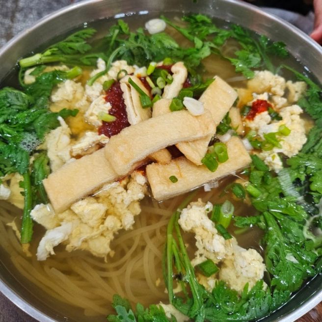 "쫄면을 뜨겁게 먹는다고?" 경주 50년 금리단길 맛집 박용자경주명동쫄면 직접 먹어보니
