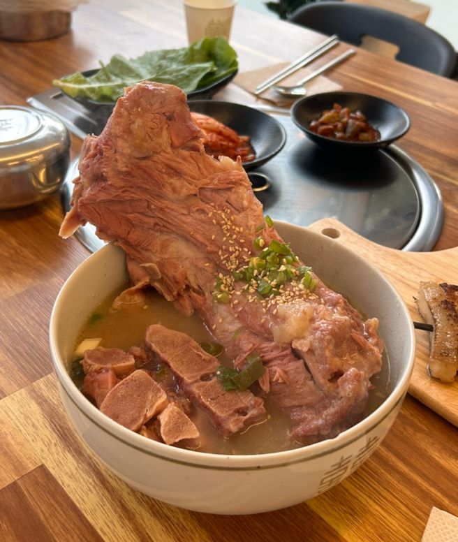 [제주/제주시] 넉둥배기고사리육개장 : 고사리육개장 말고 접짝뼈국 (내돈내산)