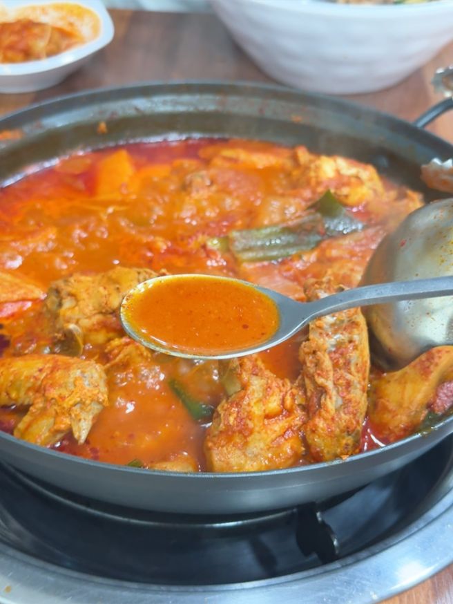 큼직한 닭고기와 잘 익은 묵은지가 만나 환상의 맛 인천동구맛집 정정아식당 송림점