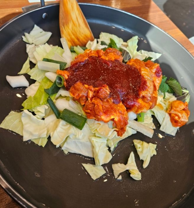 춘천 여행 모임 장소 추천 철판 닭갈비와 떡만둣국이 맛있는 3대째 대룡산 닭갈비 막국수