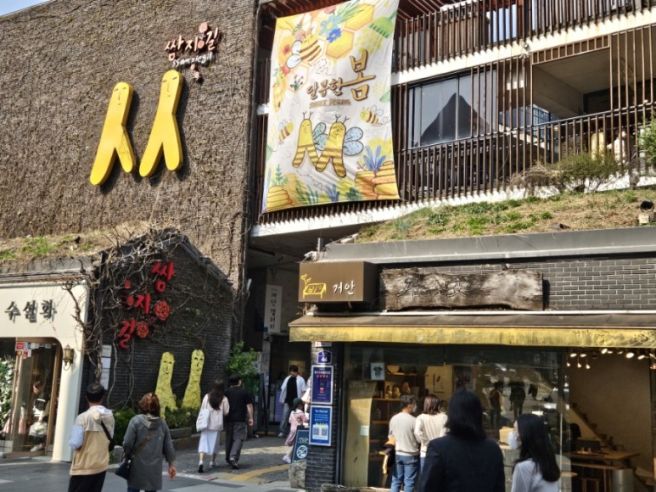 서울여행 인사동문화의거리 쌈지길 서울미래유산 전통찻집 귀천카페 천상병시인을 만나다.