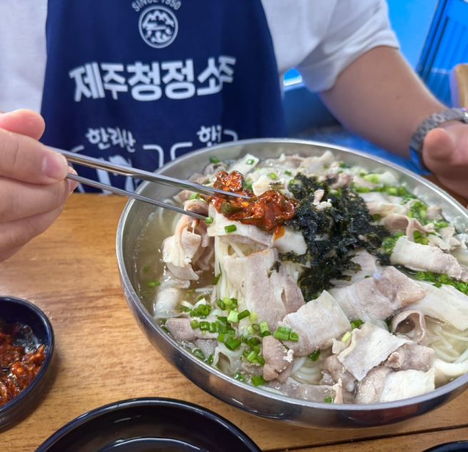제주 현지인도 웨이팅하는 동문시장 근처 고기국수 :파도식당
