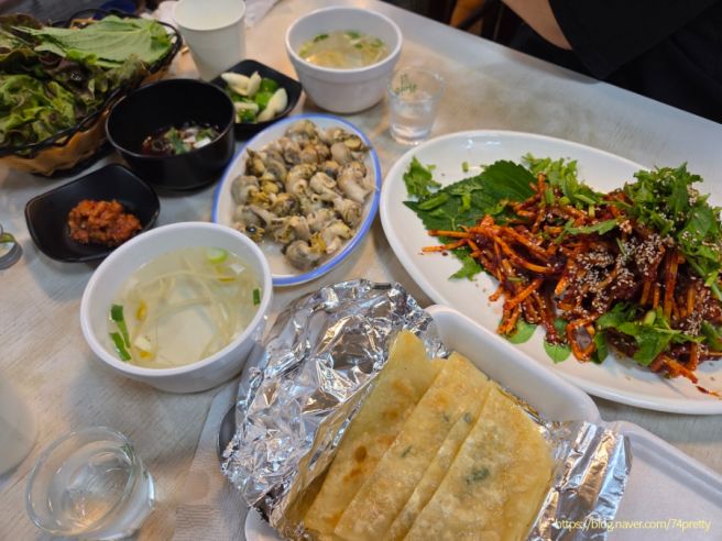 대구 중구 교동 맛집 남도횟집 58년 무침회 원조, 납작만두에 싸먹는 맛