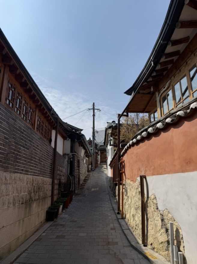 서울 혼자 가볼만한곳 북촌 한옥마을 쌈지길 헌법재판소 도서관 비원떡집 전시회