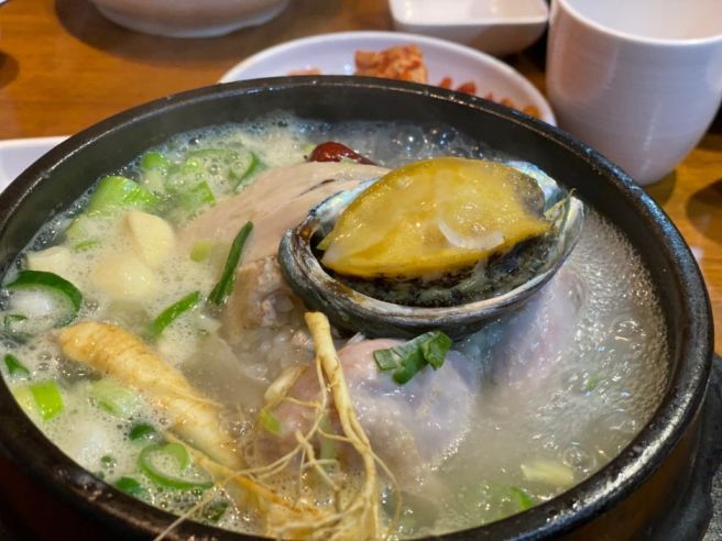 따뜻한 풍미가 매력적인 서울 맛집 고려삼계탕