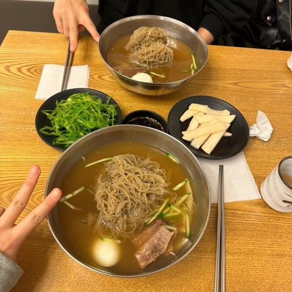 오이고추 토핑 가득 평양냉면 [연희동 평택고여사집냉면]