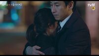 지은이 떠나기 전, 비로소 서로를 안아주며 미소 짓는 이선균X이지은.. '파이팅!' | tvN 180517 방송